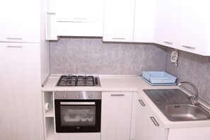 Kylskåp, ugn, kaffe- och tebryggare och grytor/köksredskap