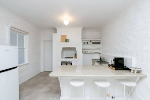 Fridge, microwave, oven, stovetop - Quartz Cottage Bendigo (Golden Square)