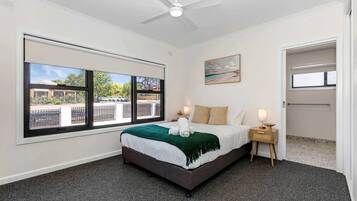 3 bedrooms, iron/ironing board, WiFi, bed sheets