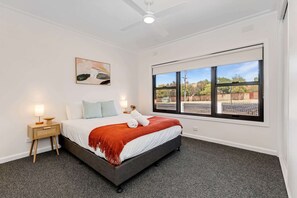 3 bedrooms, iron/ironing board, WiFi, bed sheets - The White Brick Retreat, Bendigo (North Bendigo)