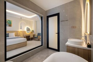 Deluxe Suite with Spa Bath | Bathroom | Separate tub and shower, rainfall showerhead, designer toiletries - Romance Boutique Hotel Vung Tau (Vung Tau)