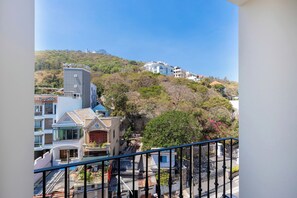 Suite, bañera, vistas a la montaña | Balcón