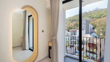 Suite with Mountain View | Memory foam beds, minibar, desk, laptop workspace