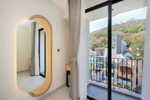 Suite, tina, vista a la montaña | Camas con efecto memoria, minibar y escritorio 