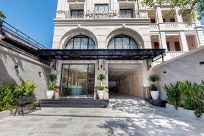 Vista frontal de la propiedad