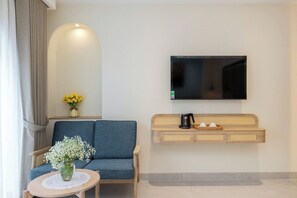 Suite, bañera, vistas a la montaña | Colchones viscoelásticos, minibar, escritorio