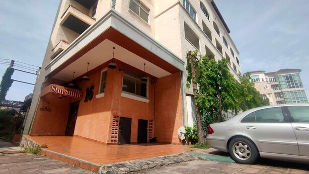 A building with a sign reading "Sun Smile 16". - Grandsmile Welnez Condo Pattaya (Pattaya)