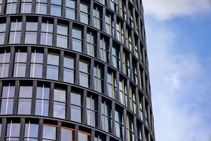 Un edificio moderno con facciata curva e numerose finestre.