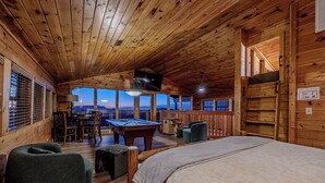 Un accogliente chalet con tavolo da biliardo, comodi posti a sedere e un letto grande.