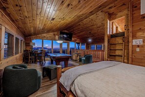 2 bedrooms, iron/ironing board, WiFi, bed sheets - NEW LISTING DISCOUNT! Fireworks Mtn Views + Hot Tub + 2 Kings + Bunks (Sevierville)