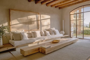 Ein modernes Wohnzimmer mit einer Couch, einem gewebten Korb und einem Holztisch.