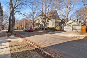 Exterior - Expansive 4BD - Steps from downtown - Oak Park (Oak Park)