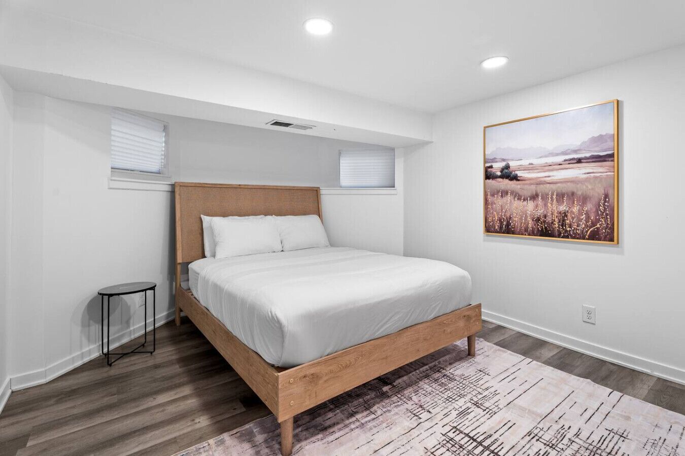 4 bedrooms, iron/ironing board, internet, bed sheets