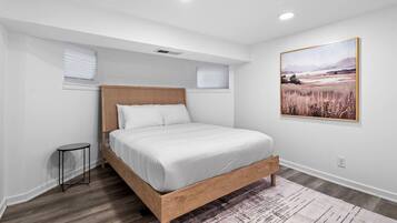 4 bedrooms, iron/ironing board, internet, bed sheets