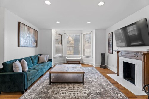 Expansive 4BD - Steps from downtown - Oak Park