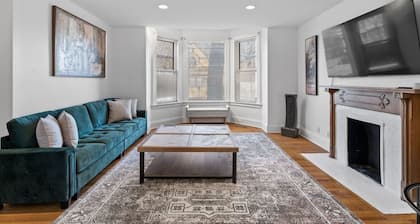 Expansive 4BD - Steps from downtown - Oak Park