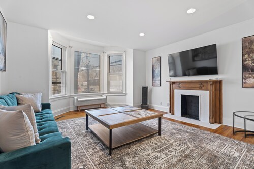 Expansive 4BD - Steps from downtown - Oak Park