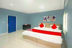 A bedroom with a bed, a desk, and a door. - Collection O To The Sea Resort Thailand (Sattahip)
