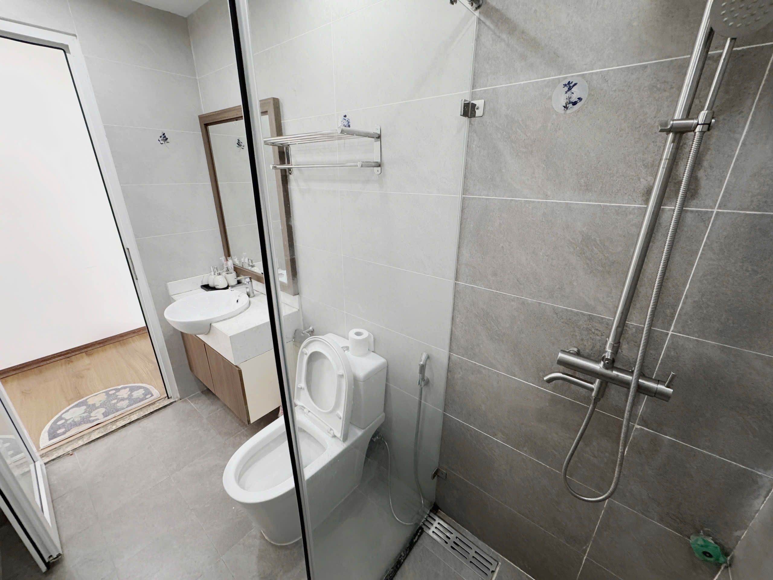 Un baño moderno con inodoro, lavabo y ducha.