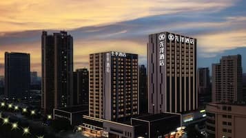 Um hotel com vários edifícios altos, com sinalização iluminada e um design arquitetônico moderno.