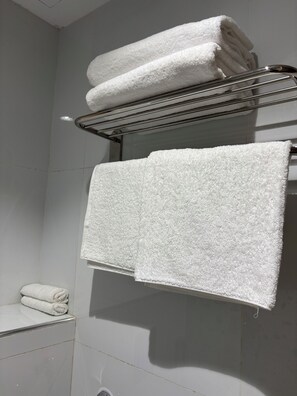 Quadruple Room | Bathroom - Hotel Alshahba Alazizia  (Makkah)