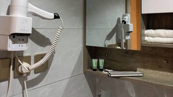Quadruple Room | Bathroom | Shower, hair dryer, towels, soap