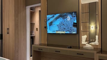Triple Room | In-room safe, desk, laptop workspace, blackout curtains