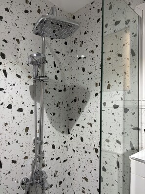 Shower, hair dryer, towels, soap - Hotel Alshahba Alazizia  (Makkah)