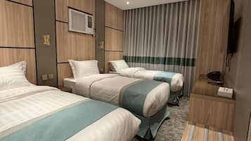 Quarto triplo | Cofres nos quartos, escrivaninha, espaço de trabalho para notebook