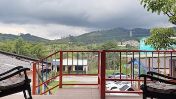 Deluxe Suite, Balcony, Mountain View | Living area