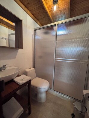 Comfort-Zimmer, Gartenblick | Badezimmer | Dusche, Regendusche, Haartrockner, Handtücher