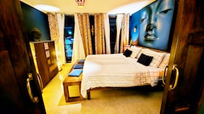 A bedroom with a bed, curtains, a nightstand, and a dresser. - Orho Hotel Boutique 15 Minutes From PTY Airport (Tocumen)