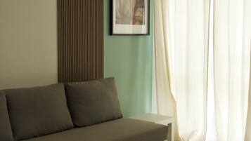 Blackout curtains, soundproofing, free WiFi