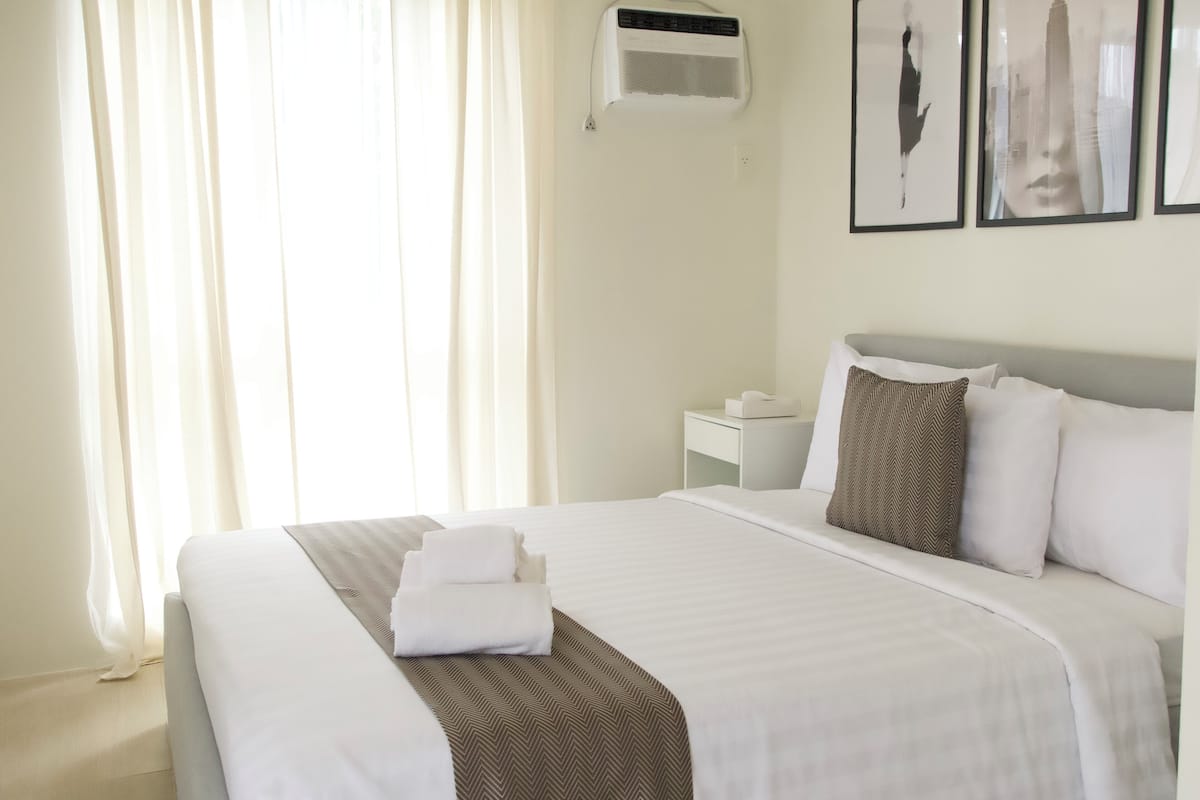 Blackout curtains, soundproofing, free WiFi