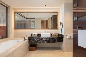 A modern bathroom with a large mirror, a bathtub, a sink with a marble countertop, and a glass shower enclosure. - Hilton Garden Inn Dongguan Wanjiang Jiangjing Road (Dongguan)