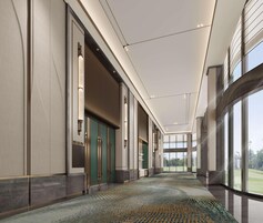 Un pasillo moderno de hotel con alfombra estampada, ventanas grandes y vistas al exterior.