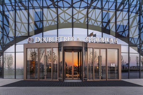 Ein Hotel mit gläserner Fassade und modernem architektonischen Design.