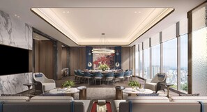 Un hall d’hôtel moderne doté d’un espace repas, de sièges et de grandes fenêtres offrant une vue sur la ville.