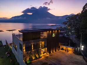 A modern building with a flat roof, large windows, and a well-lit entrance. - Tribhuwana Padma Resort (Kintamani)
