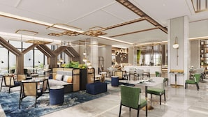 Un moderno vestíbulo de hotel con zonas de estar, un bar y un comedor.
