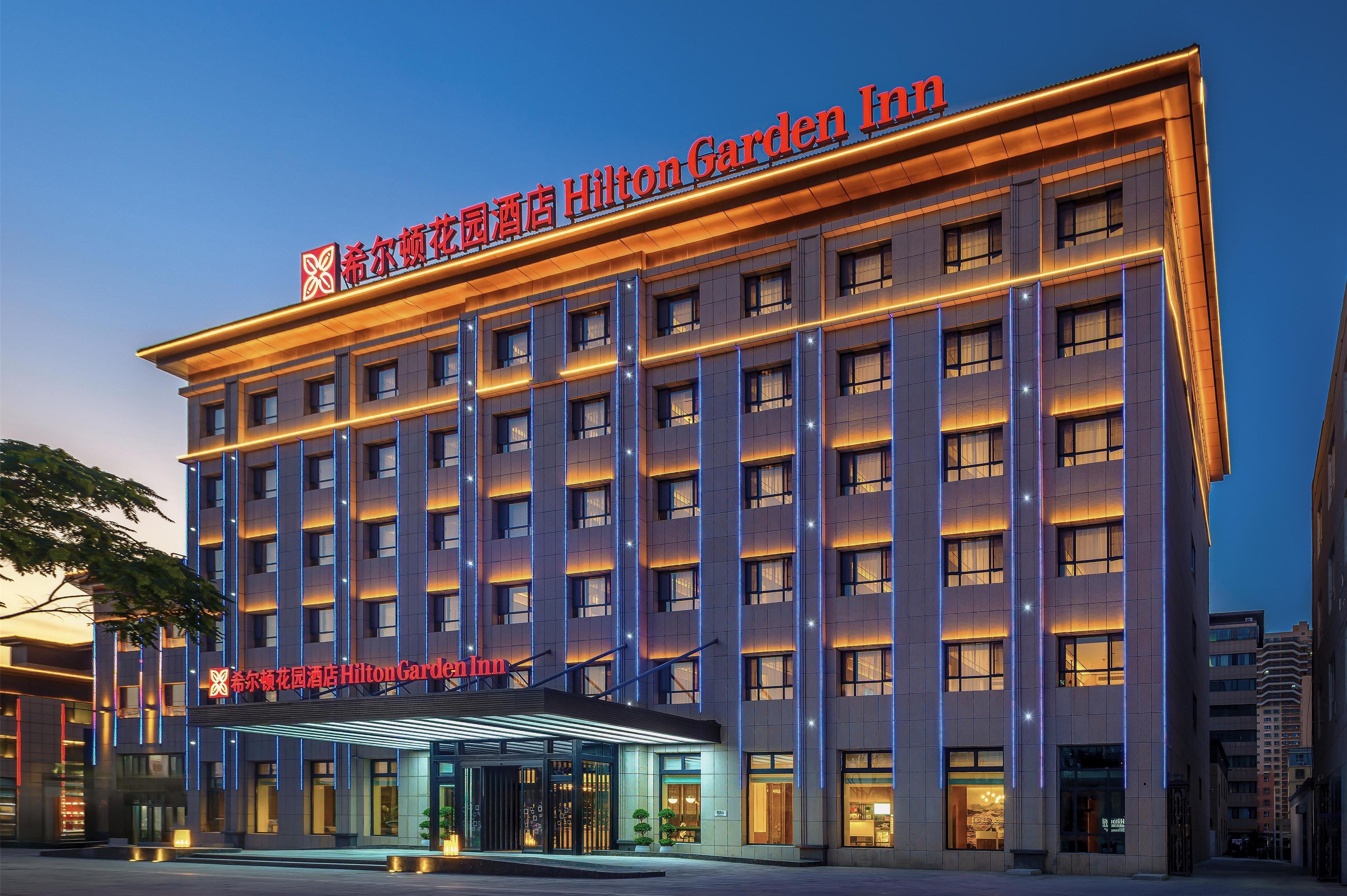 A multi-story hotel with a prominent signage for Hilton Garden Inn.