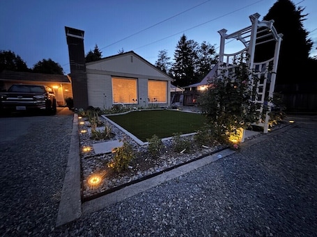 Enchanting 2-bedroom bungalow in charming Burien