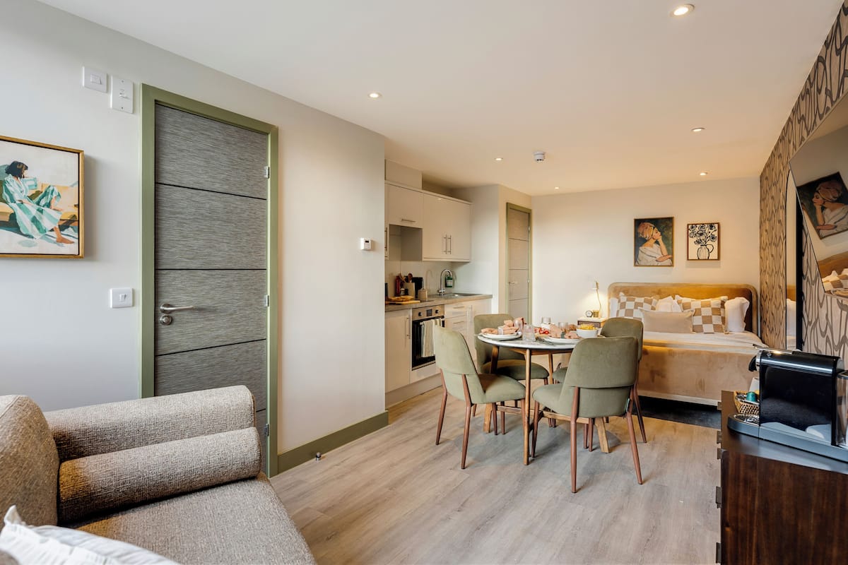 Un apartamento moderno con comedor, cocina y un dormitorio.