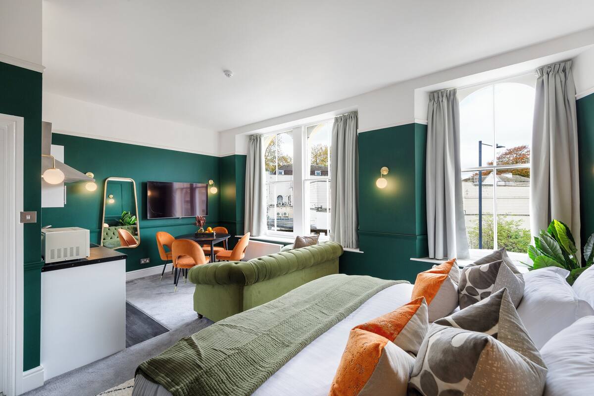 Een hotelkamer met een bed, bureau, stoel en televisie.