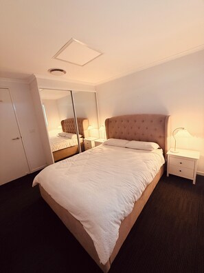 Room - Queen bed room. (Moruya)