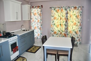 Private kitchen - 3- one-bedroom apartments in awesome Richland Park with AC (Richland Park)