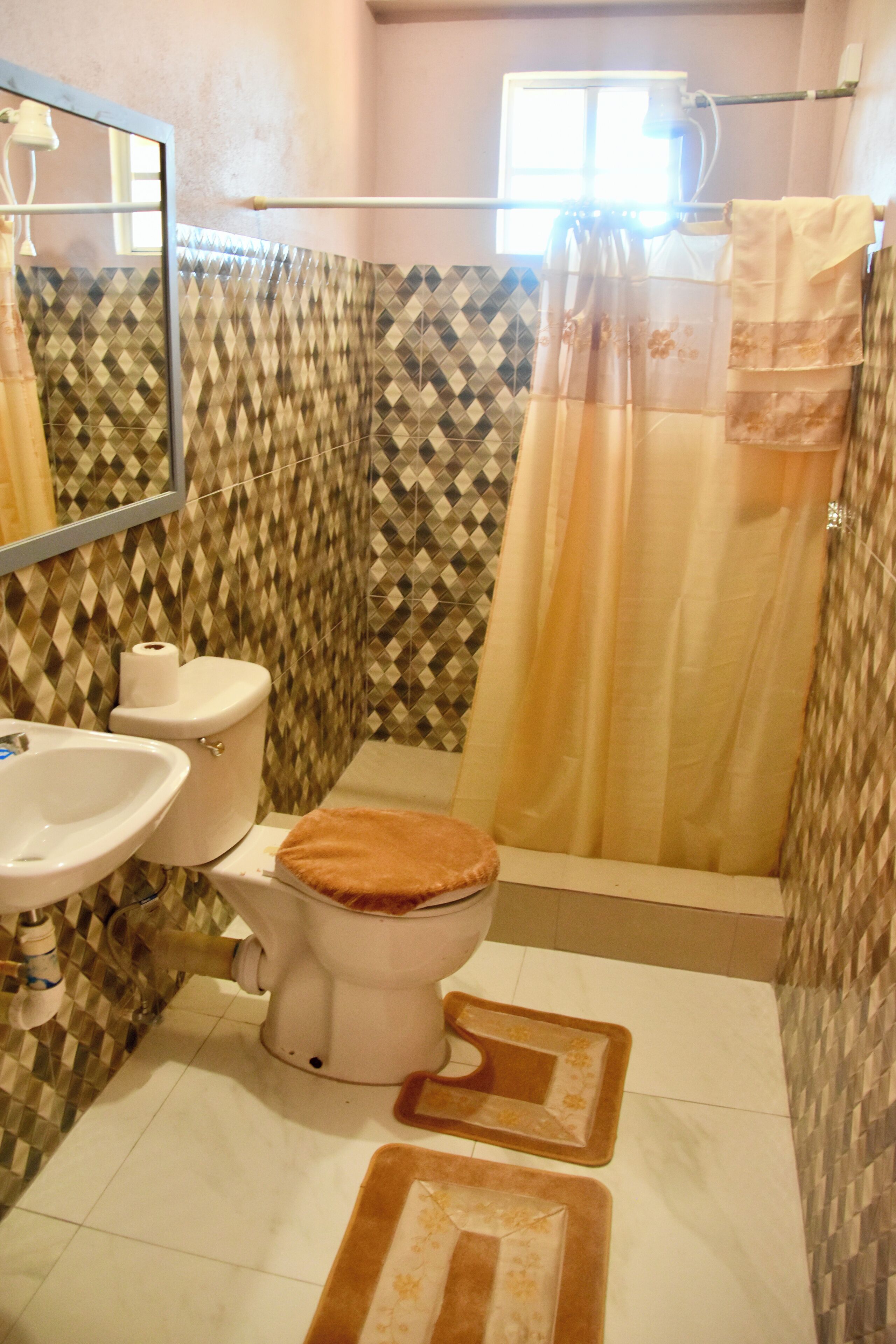 Dusj, håndklær, såpe og toalettpapir