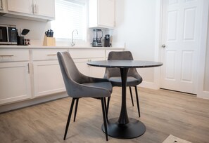 Dining - Cozy Den - Minutes to Downtown Denver and near Red Rocks (Denver)