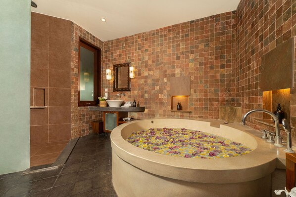 Villa estándar, balcón, vista al jardín | Baño
