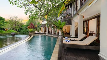 Hồ bơi ngoài trời